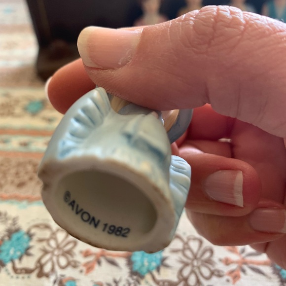 VTG Avon 1983-84 “American Fashion Lady” thimbal collection and rack - Picture 6 of 6